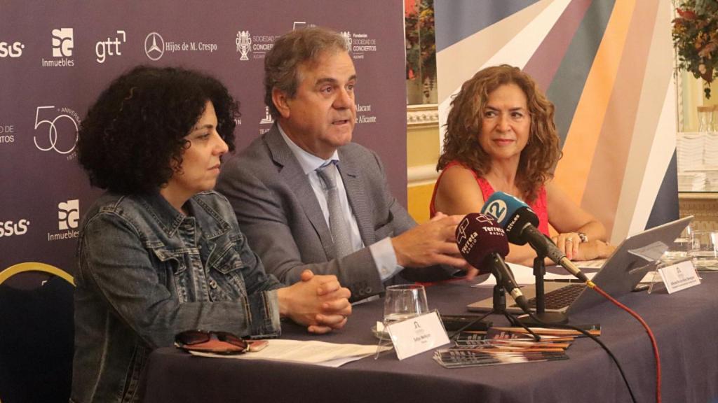 Alfonso Ramón-Borja,  presidente de la Fundación Sociedad de Conciertos de Alicante,  la pianista Sofya Melikyan y María Dolores Padilla, subdirectora del Teatro Principal, durante la presentación de la programación de la temporda 23-24