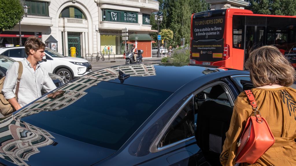 Cuca Gamarra se sube al coche en Burgos, junto al periodista de EL ESPAÑOL, Pepe Luis Vázquez.