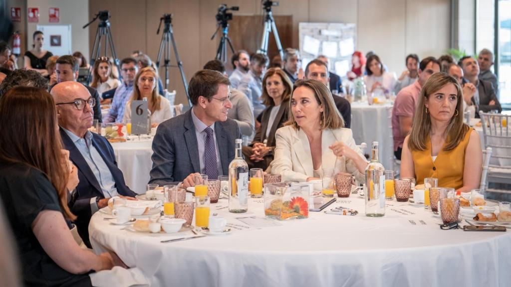 Cuca Gamarra con Gonzalo Capellán, presidente de La Rioja, este jueves en un desayuno informativo en Logroño.