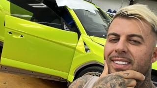 El influencer Amadeo Llados junto a uno de sus coches deportivos de lujo.