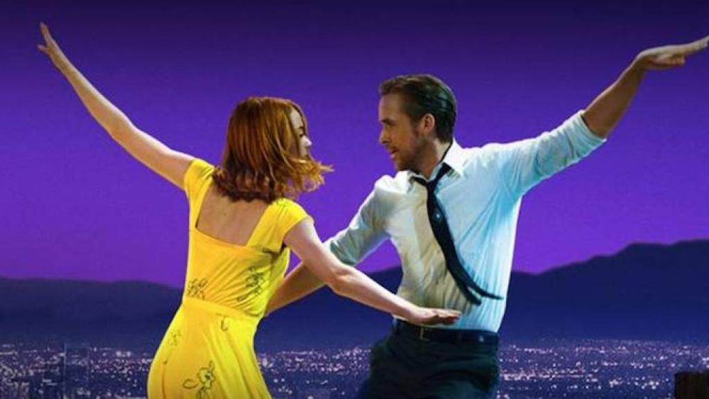 Ryan Gosling y Emma Stone bailando en 'La La Land'.