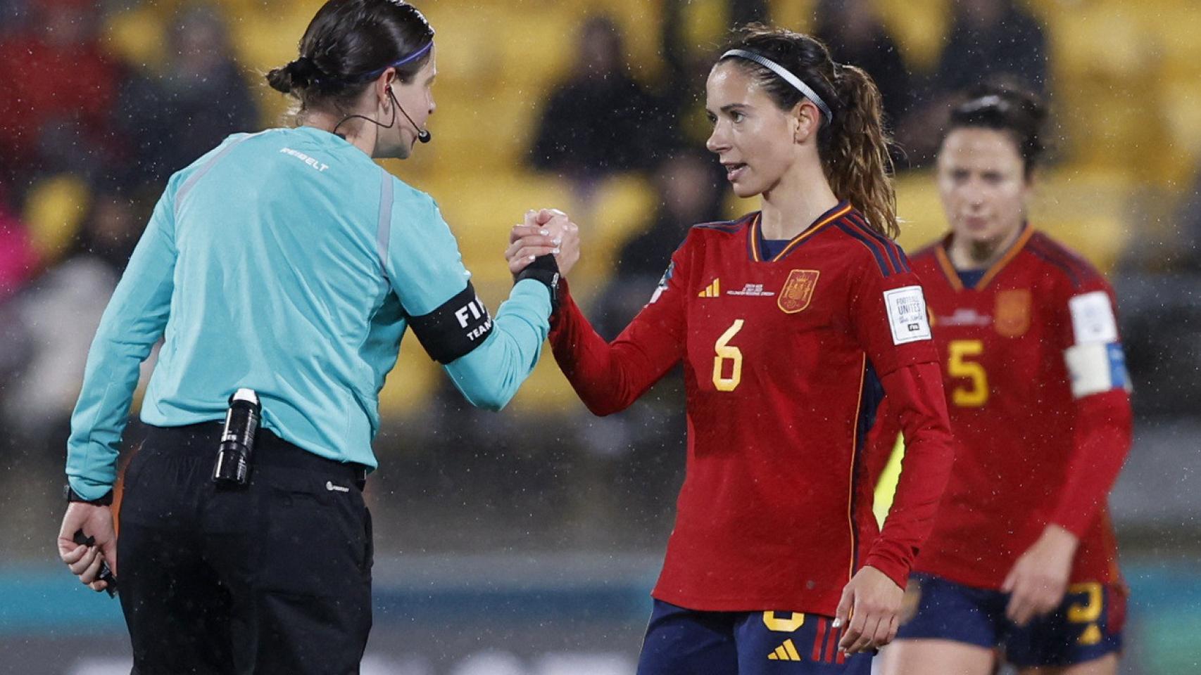 Aitana Bonmatí se saluda con la árbitro del España - Costa Rica