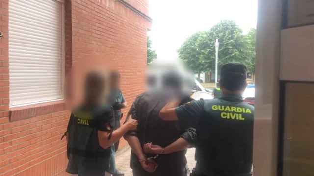 Momento en el que agentes de la Guardia Civil detienen a uno de los presuntos individuos implicados en la operación 'Duega'