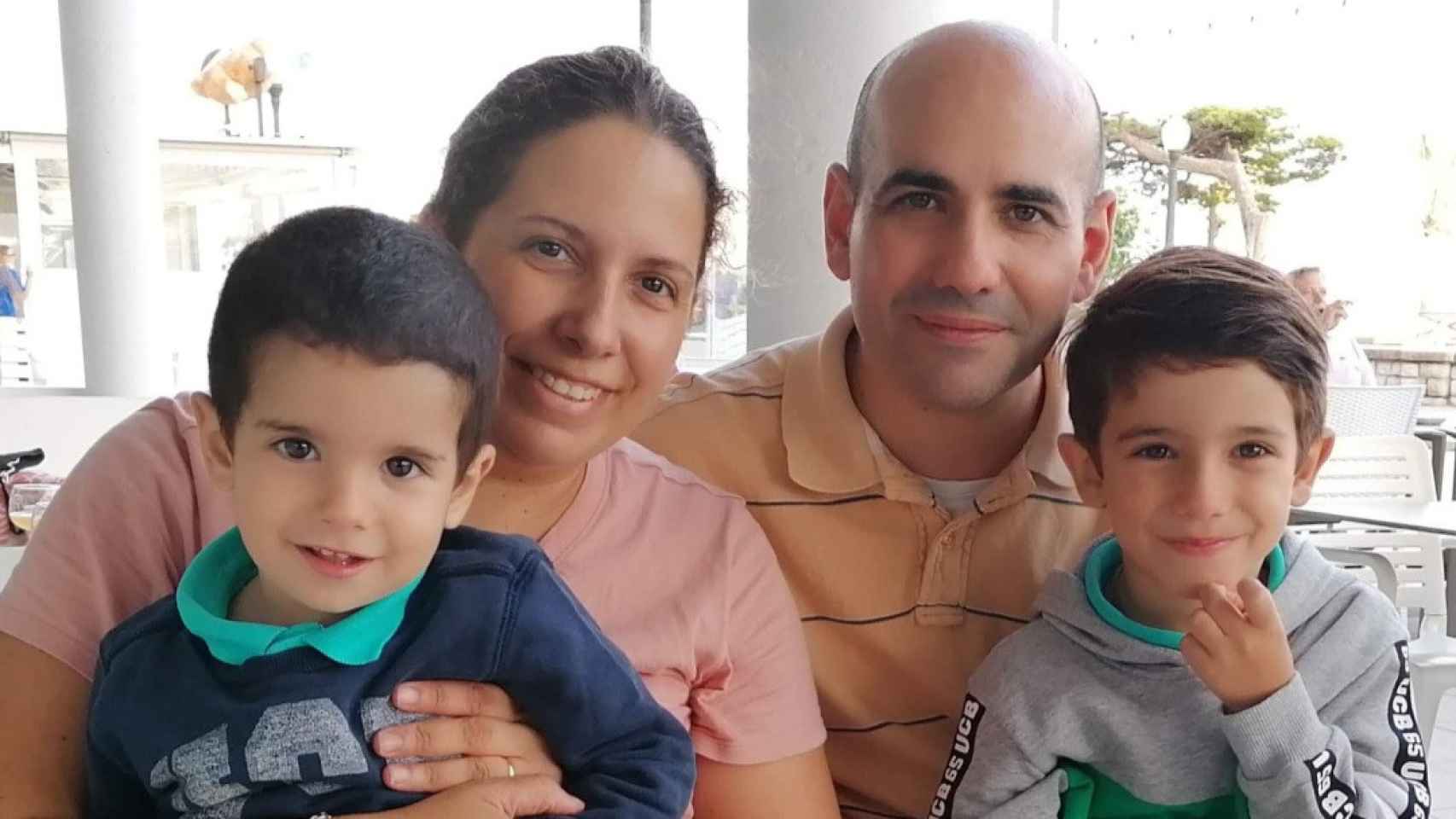 Jordina Fabrés y Venancio Carrión, junto a sus hijos Marc (d.) y Álex (i.), dos niños nacidos gracias a la Naprotecnología.