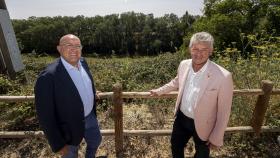 Los alcaldes de Valladolid, Jesús Julio Carnero, y Arroyo de la Encomienda, Sarbelio Fernández, svisitan la zona en la que se propone la ejecución de una pasarela entre ambos municipios