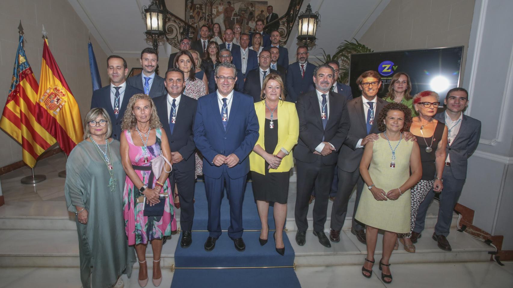 Toni Pérez con el resto de la corporación provincial de Alicante en las escaleras del palacio.