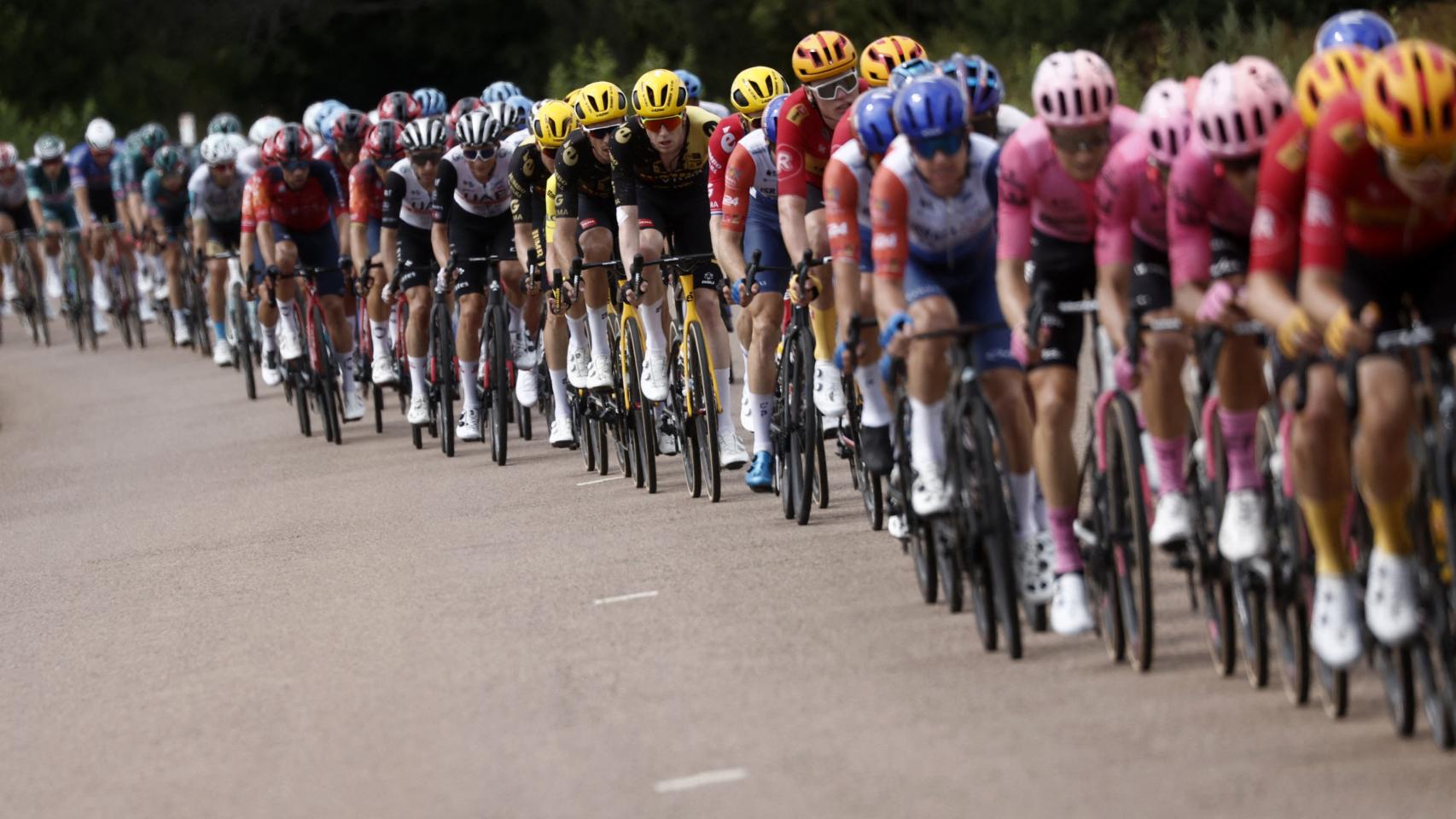 El pelotón, totalmente estirado en pleno esfuerzo durante la etapa 19 del Tour de Francia 2023.