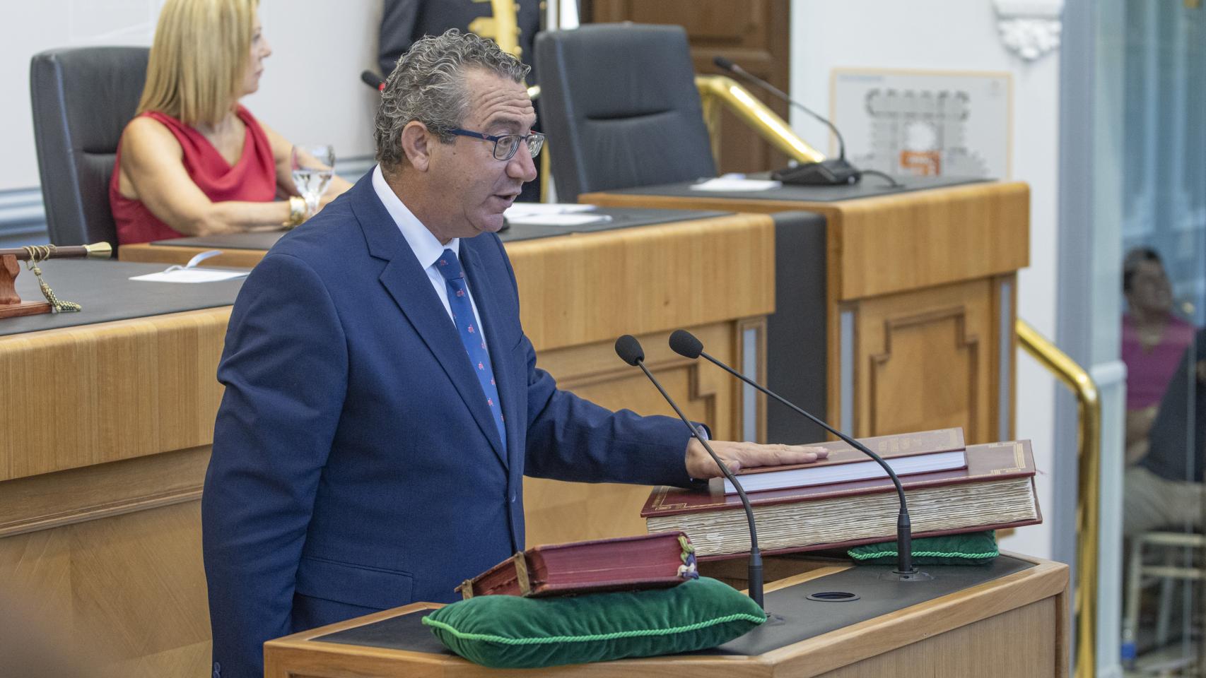 Toni Pérez (PP), alcalde de Benidorm jurando como nuevo presidente de la Diputación de Alicante.