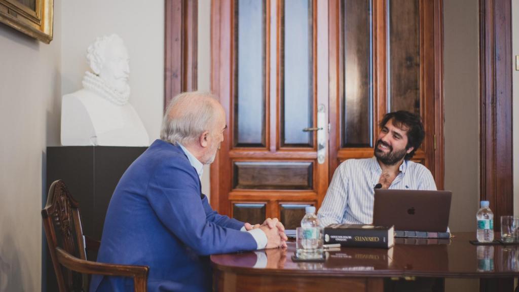 Un momento de la entrevista celebrada en el despacho del director de la RAE.