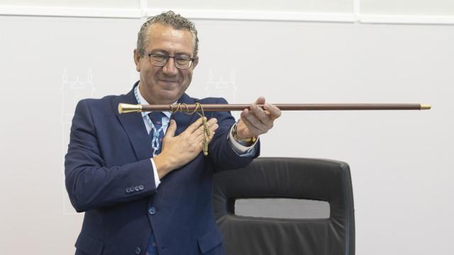 Toni Pérez, nuevo presidente de la Diputación de Alicante, con la vara de mando provincial..