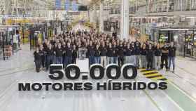 Empleados de la fábrica de motores Horse en Valladolid, celebran la producción de los 50.000 ejemplares del motor híbrido.