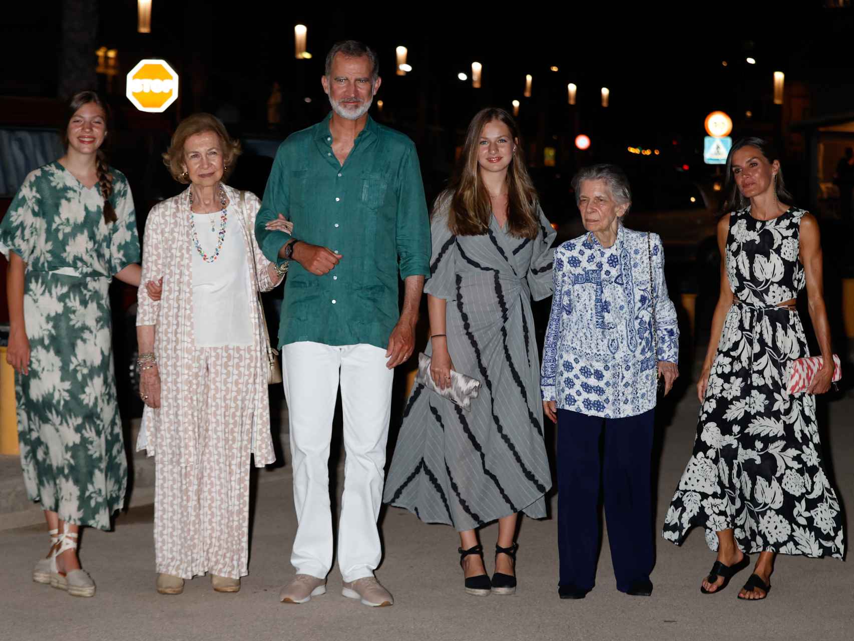 La reina Sofía junto a su hermana, los Reyes y sus nietas en Palma. Verano de 2022.
