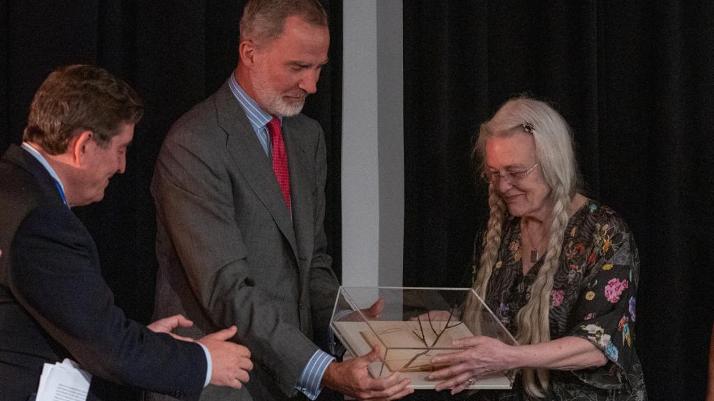 Luis García Montero, director del Instituto Cervantes, acompaña al rey Felipe VI y a la poeta Sharon Olds en el acto de recepción del Premio Joan Margarit, celebrado en el Instituto Cervantes de Nueva York