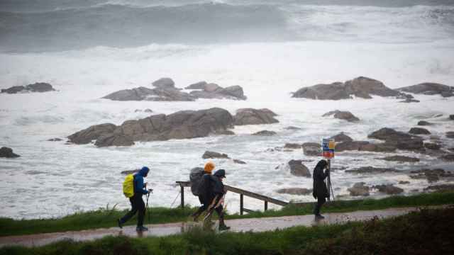 Varios peregrinos realizan el Camino de Santiago, a pesar del temporal, en la zona de Santa Maria de Oia hasta Cabo Silleiro, a 20 de octubre de 2022, en Pontevedra, Galicia, (España).