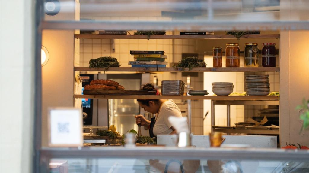 Una cocinera en un restaurante.