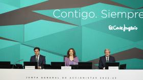 José Ramón de Hoces, consejero secretario de El Corte Inglés; Marta Álvarez, presidenta; y Javier Rodríguez-Arias Ambrosini, miembro del Consejo de Administración, durante la junta de accionistas de los grandes almacenes en julio de 2023.