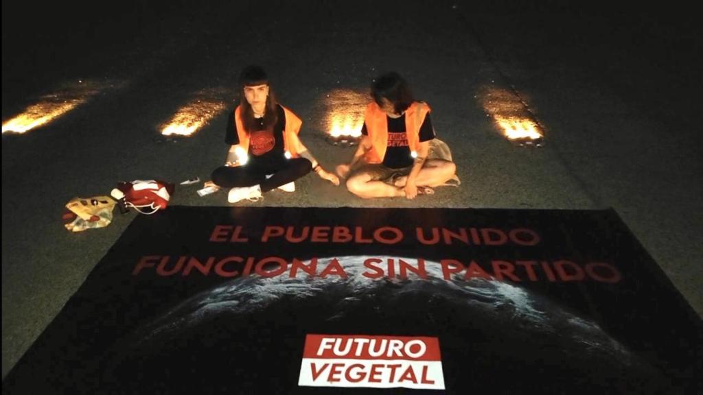 Activistas de Futuro Vegetal en una de las pistas del Aeropuerto de Madrid- Barajas, este viernes.