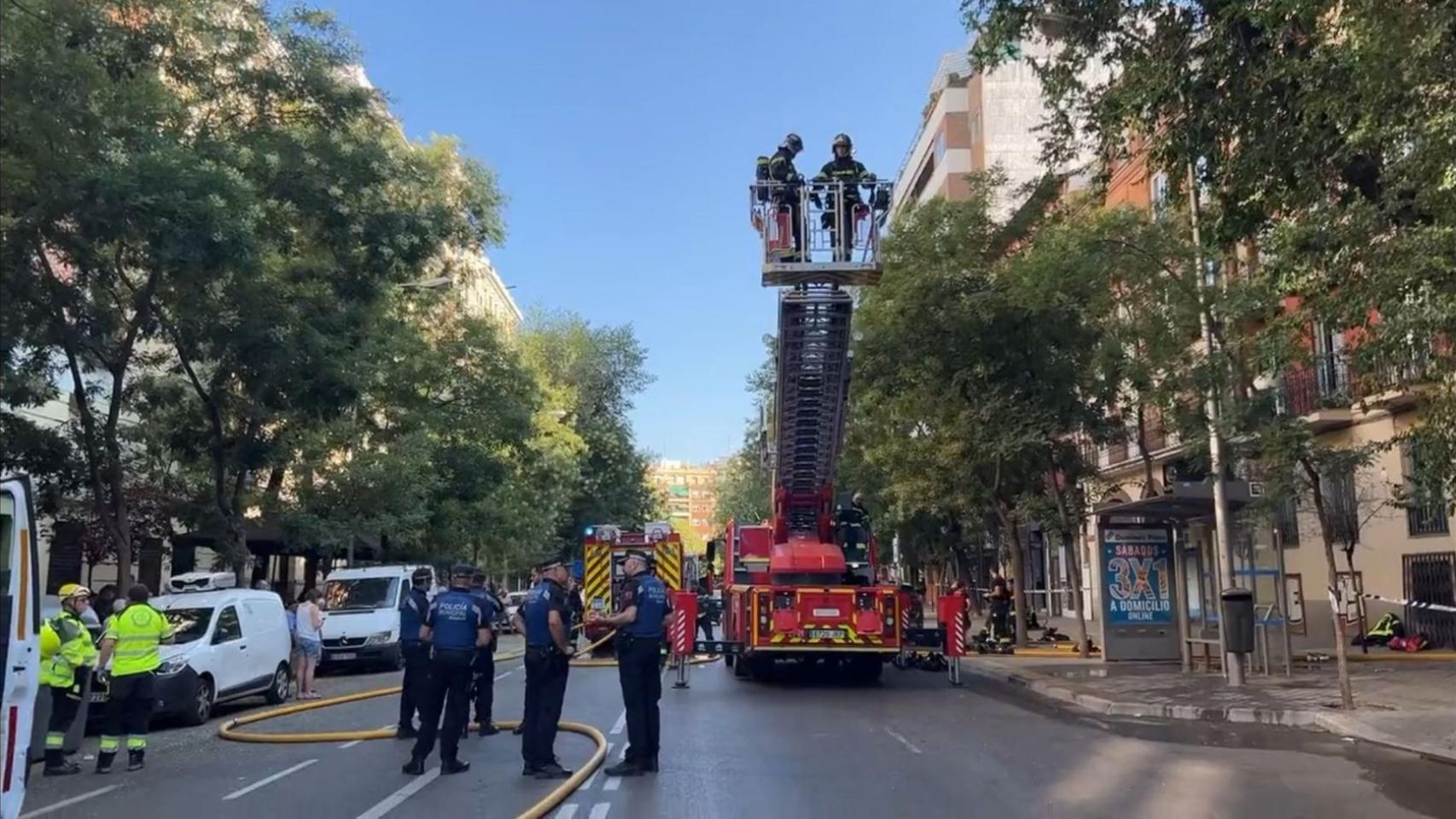 Policía y bomberos en la extinción del incendio.