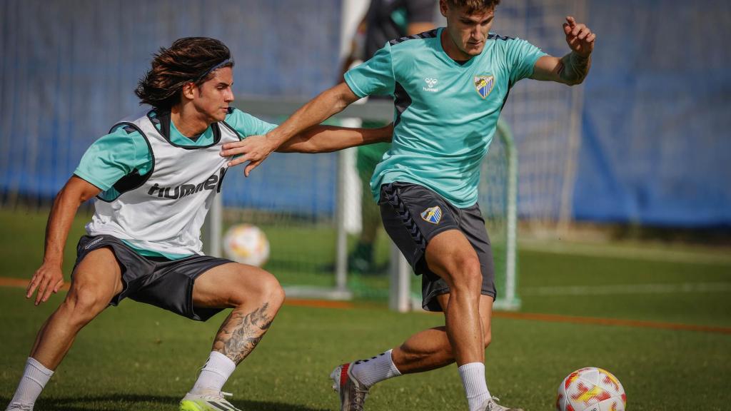 Álex Calvo y Cristian durante un entrenamiento del Málaga