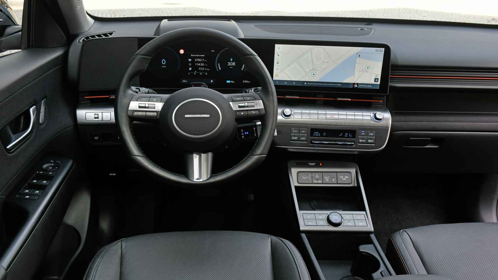 El Hyundai Kona tiene como novedad en el interior pantallas de mayor tamaño.