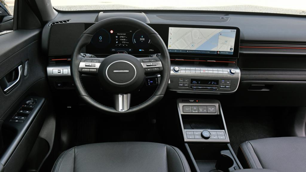 El Hyundai Kona tiene como novedad en el interior pantallas de mayor tamaño.