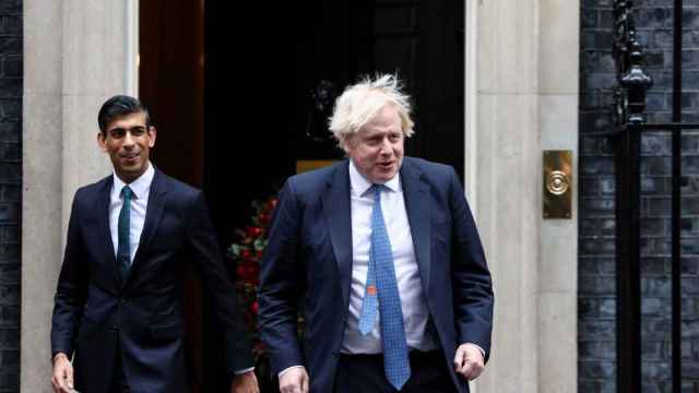 El ex primer ministro Boris Johnson y el actual dirigente británico, Rishi Sunak, en Downing Street en 2021. Imagen de archivo.