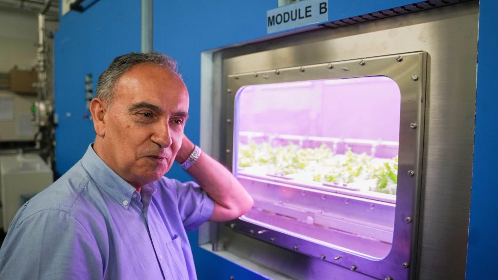 El doctor Francesc Gòdia frente al tanque de cultivo de lechugas