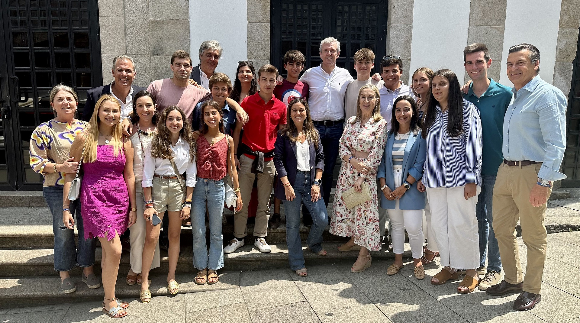 Ana Pastor y Alfonso Rueda posan junto a simpatizantes y otros representantes del Partido Popular en Pontevedra.