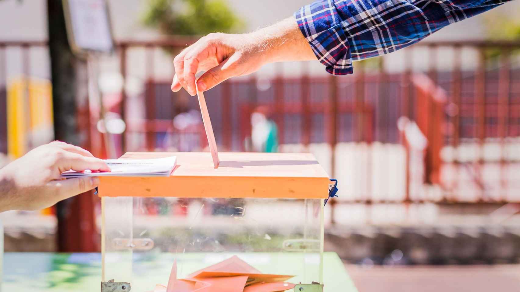 Imagen de archivo de una persona depositando su voto.