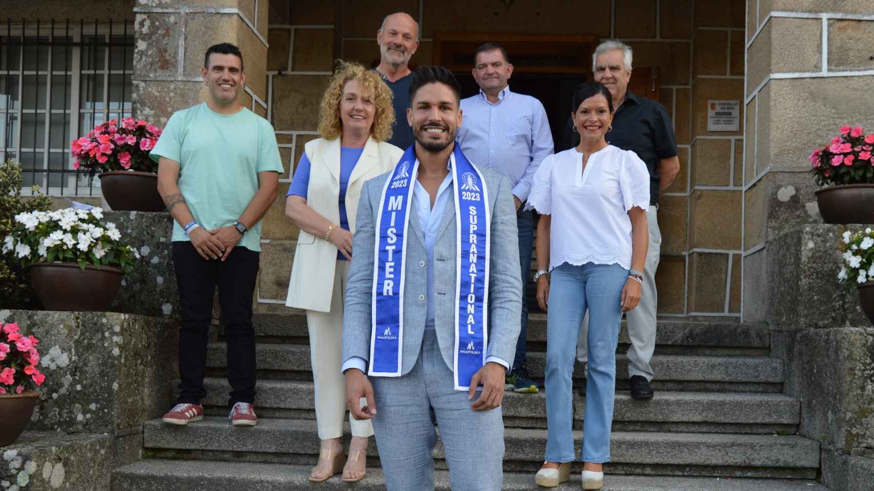 Iván Álvarez junto a Nidia Arévalo y otros miembros de la Corporación local en Mos.