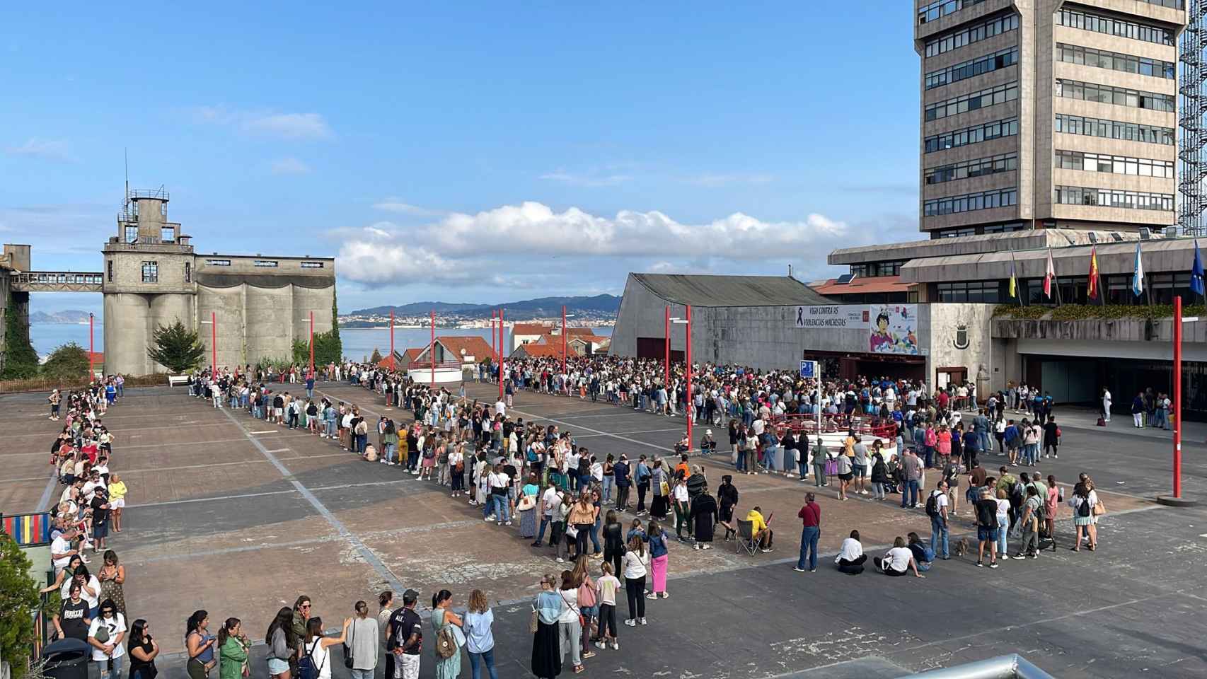 Colas en el Concello para comprar las entradas para ver a Alejandro Sanz.