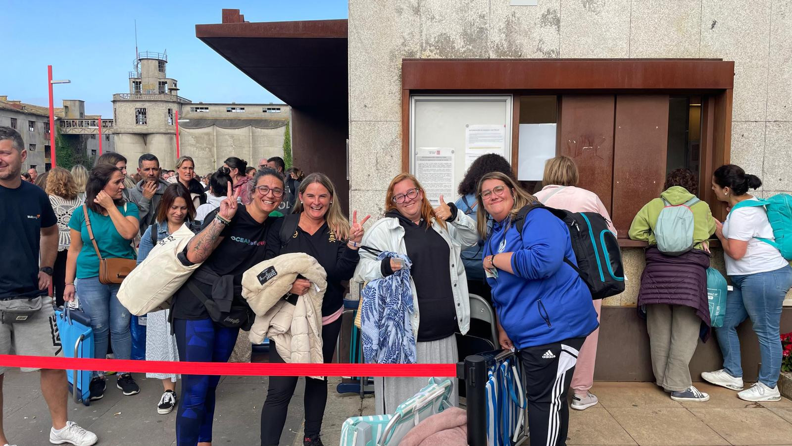 Un grupo de amigas que lleva esperando desde la 01:00 de la madrugada.