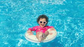 Un niño en una piscina solo.