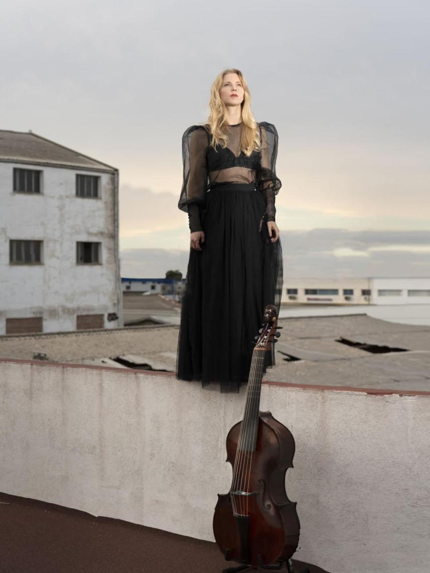 La instrumentalista posa en Sevilla con su viola da gamba.