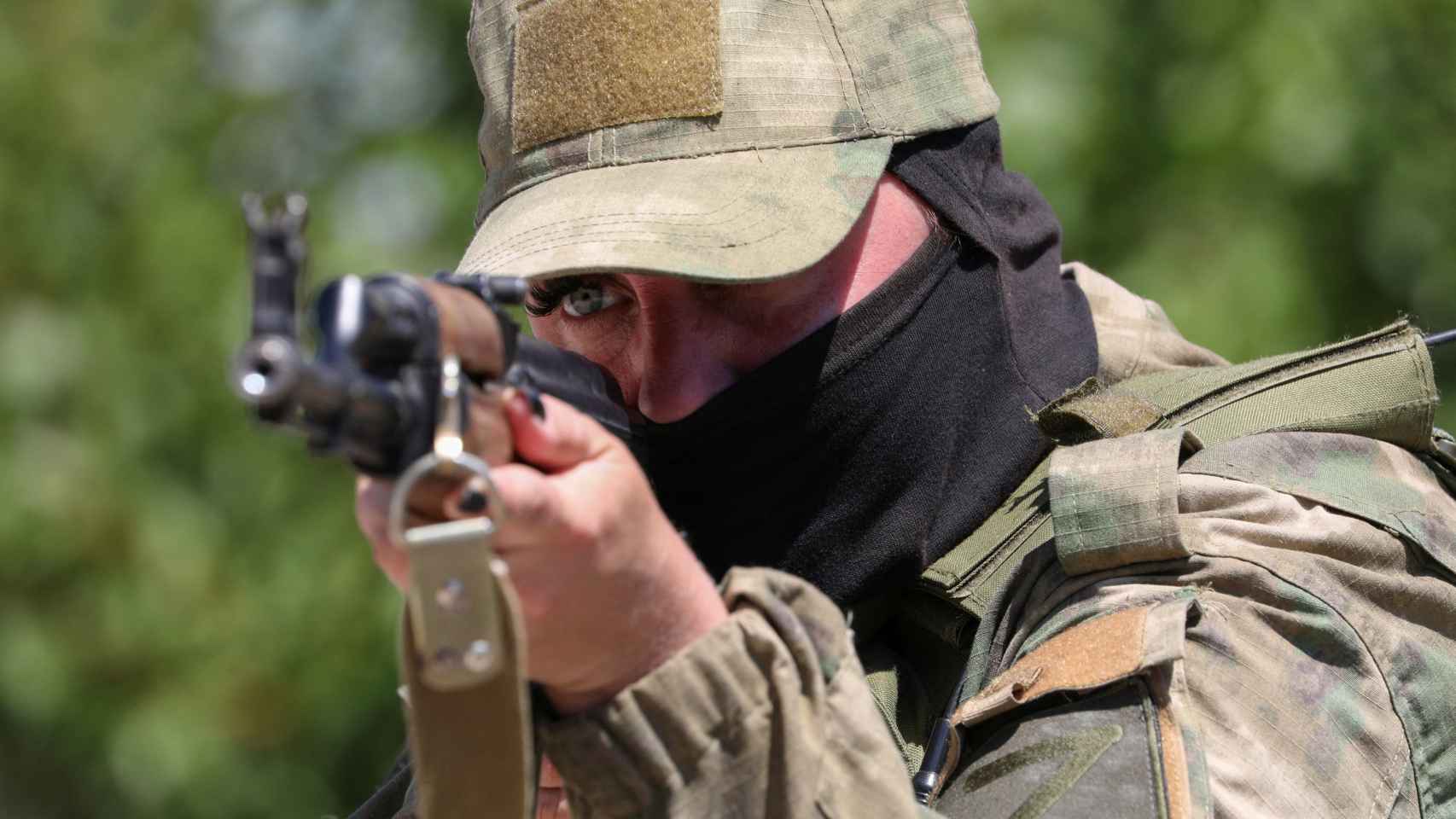 Miembro de una unidad femenina de defensa territorial en un campo de tiro cerca de Yevpatoriya , Crimea.
