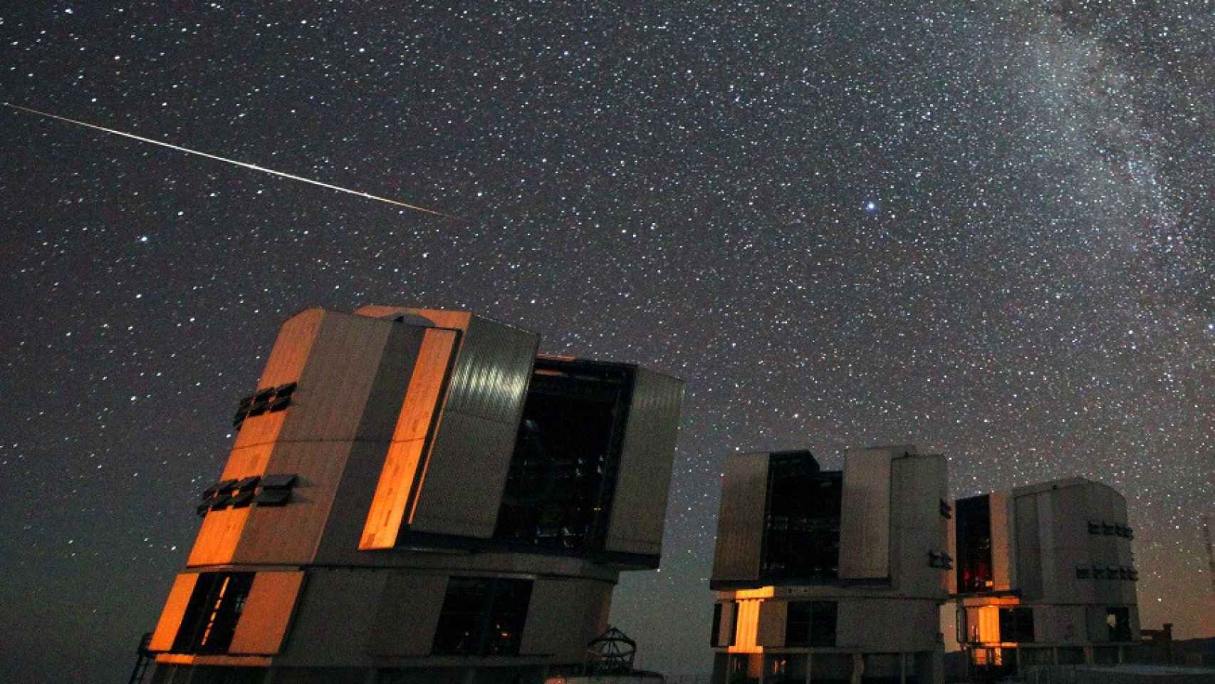 Un meteorito de las Perseidas sobre el Observatorio Paranal de Chile en 2010