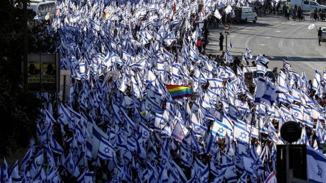 El  Ministro de Defensa israelí busca retrasar la votación de la reforma judicial mientras siguen las protestas