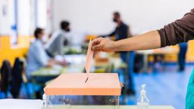 Imagen de archivo de una persona votando.