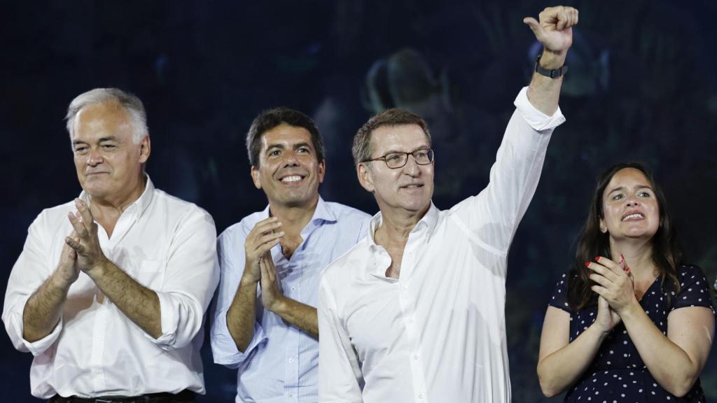 El presidente del PP, Alberto Núñez Feijóo, junto al president de la Generalitat, Carlos Mazón, y el cabeza de lista al Congreso por Valencia, Esteban González Pons  durante un acto de su partido.