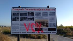Cartel en memoria del Campo de Concentración de Albatera con la pintada 'VOX'.