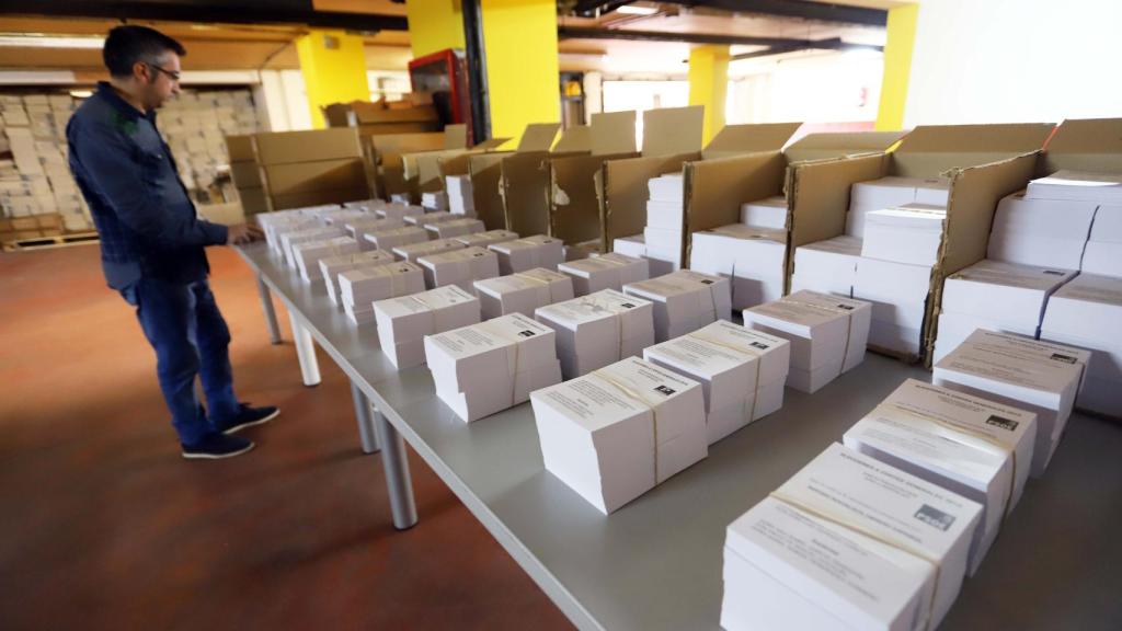 Preparativos en la Delegación del Gobierno para la jornada electoral. En la imagen, tacos con las papeletas de los distintos partidos políticos