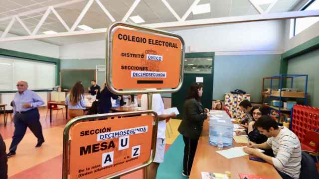 Vecinos de Laguna de Duero votan en un colegio electoral