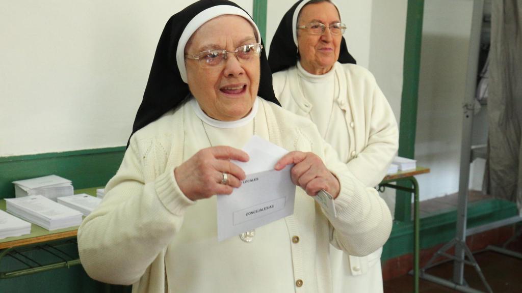 Votaciones en las elecciones municipales del 28-M en un colegio electoral del Bierzo