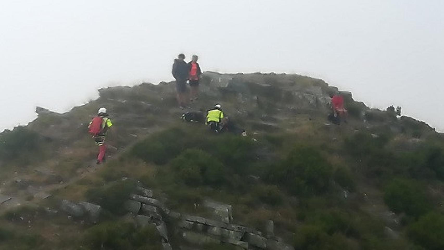 Imagen del momento del rescate de la mujer herida en Villafranca del Bierzo, este sábado.