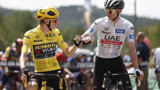Vingegaard y Pogacar se saludan antes de una etapa en el Tour de Francia 2023.
