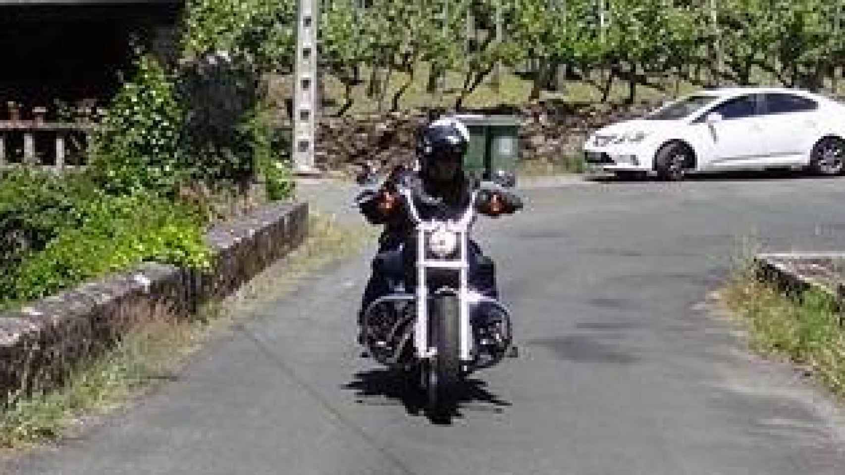 Manuel Díaz Pontón a lomos de su Harley Davidson.