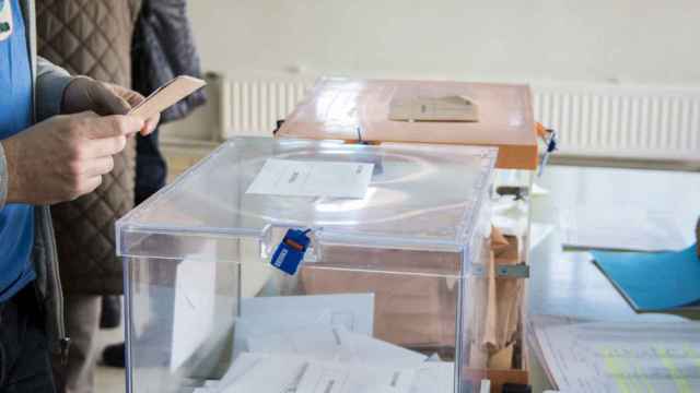 Imagen de archivo de una mesa electoral.