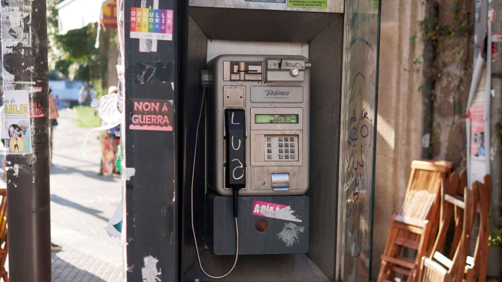 Cabina de teléfono abandonada en Pontevedra.