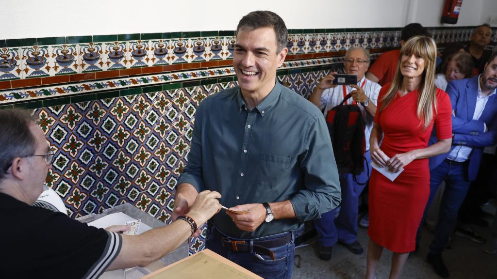 Pedro Sánchez entrega su voto en las elecciones del 23-J