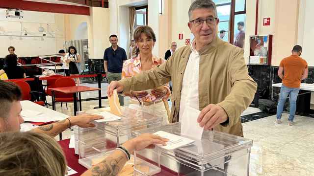 El cabeza de lista del PSE al Congreso por Bizkaia, Patxi López, en el momento de votar